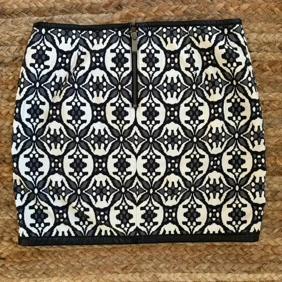 Express Size 6 Black and White Geometric Print mini skirt - Picture 3 of 6
